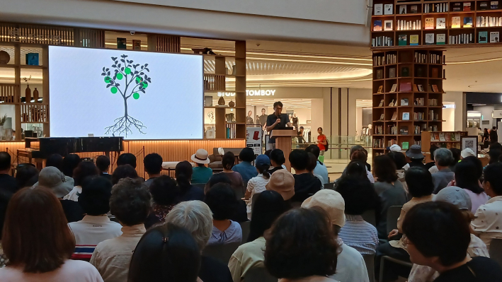 강의를 열심히 듣는 시민들