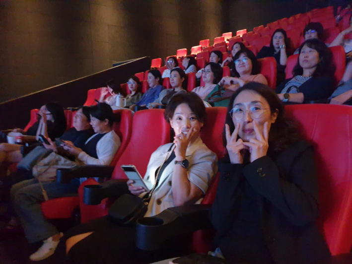 수원시 직장분과어린이집연합회에 소속된 원장님들은 문화힐링 연수를 통해 어린이집운영에 긍정적인 효과를 기대한다며 즐거운 모습을 보였다.