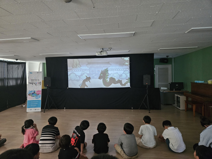 어린이들이 인형극을 관람하고 있다.