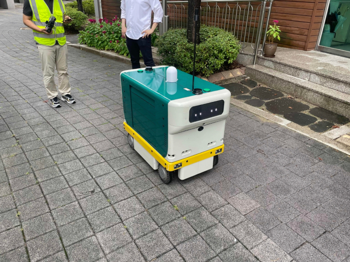 현장 점검에서 지능형 로봇 '로바'를 시연하고 있다.