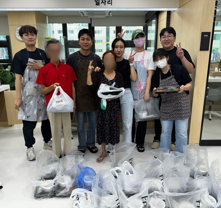 매산동 독거 어르신께 도시락을 나눠드리고 기념사진을 촬영했다.