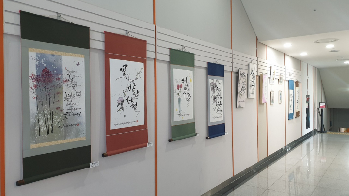 정자3동 주민자치센터 수강생 작품(캘리그라피, 색연필 일러스트 등)이 SK아트리움 대공연장 아트갤러리에 전시되어 있다.