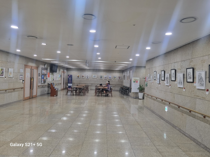 어느 갤러리 못지 않은 쾌적하고 넓은 공간