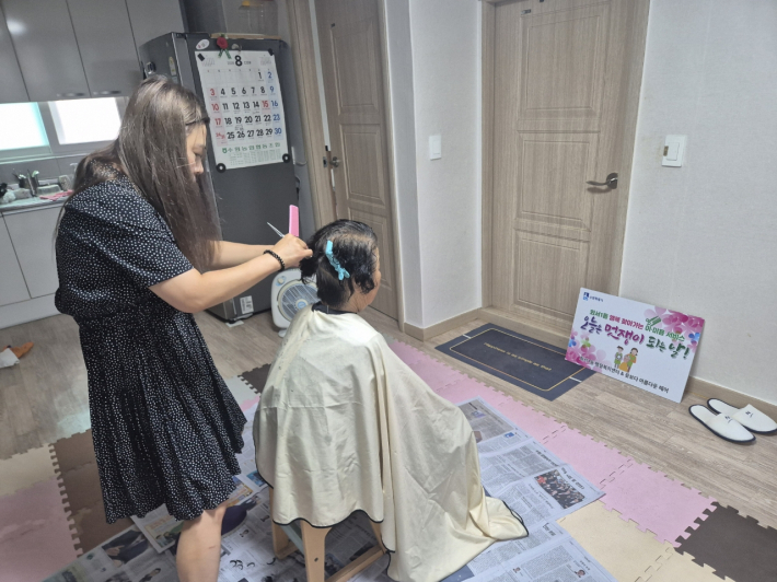 화서1동 행정복지센터에서는 거동이 불편한 주민을 위해 찾아가는 이미용서비스를 진행했다. 