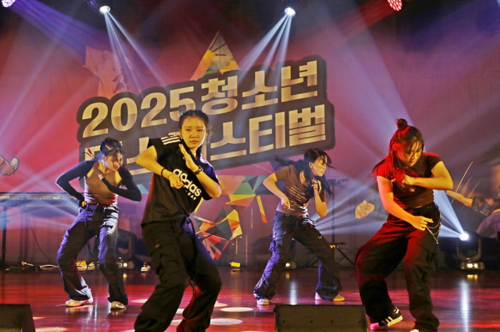 2025 청소년 댄스 페스티벌 경연 모습, '아고라'가 춤추고 있다.
