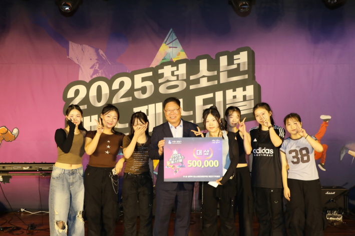 이상균 팔달구청장이 대상인 '아고라'에게 시상하고 기념사진을 찍고있다.