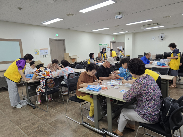 소근육 발달 공예체험 활동이 한창이다.
