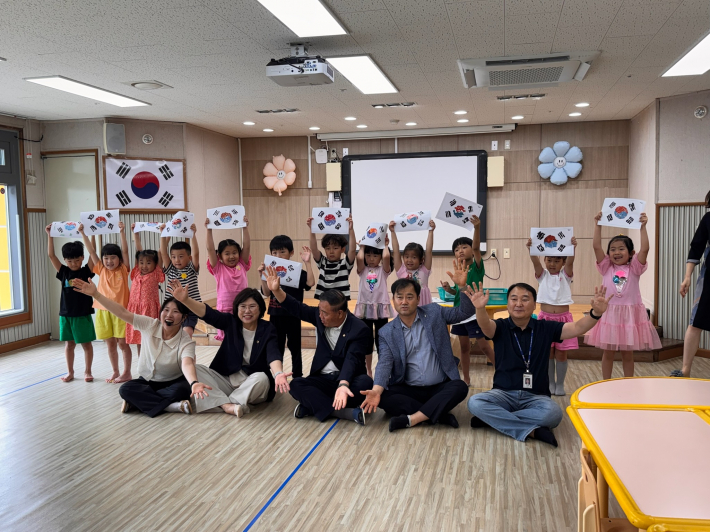 새마을문고 및 시립세류어린이집과 함께하는 태극기 모자이크 만들기