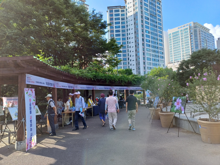 무궁화 분재와 사진 전시장 전경