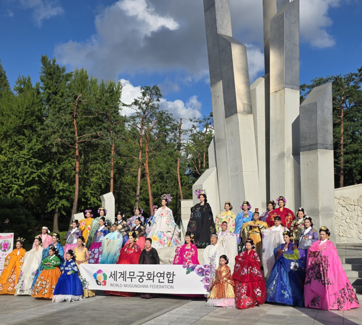 현충탑 태극기 무궁화 무늬 한복 촬영 전경