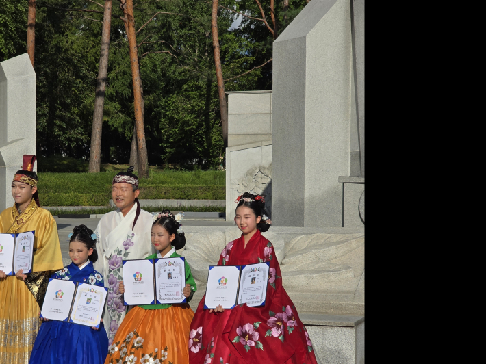 어린이가 한복을 예쁘게 입고 상을 받은 기념사진(세계무궁화 연합회 제공)