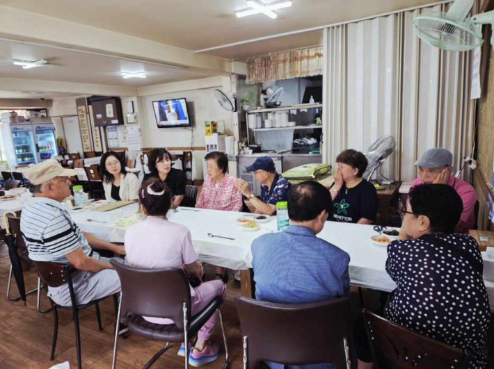 우만1동 경로당 회장단 감담회 개최 사진