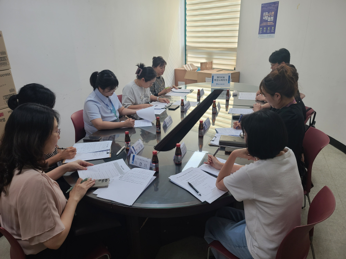 위기 가구 맞춤 지원 논의를 위해 통합사례회의를 진행하고있다.