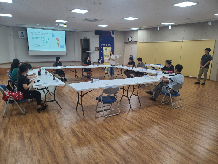 매탄4동 지역사회보장협의체 위원들이 위기이웃 발굴 지원에 관한 교육을 수료하고있다.