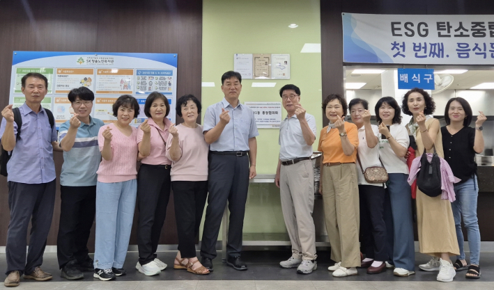 통장협의회에서 배식봉사 후 기념사진을 촬영하고 있다.