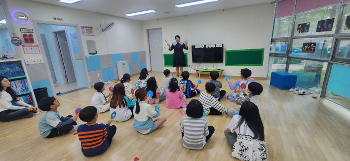 실습생이 퀴즈프로그램을 진행함