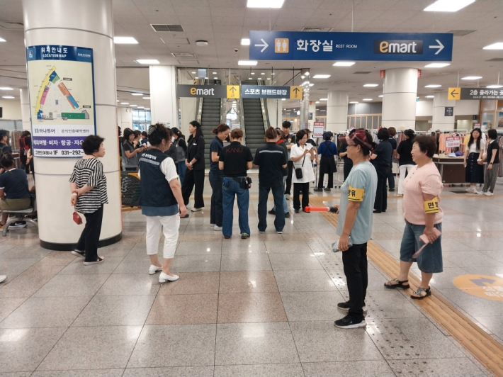 민방위 훈련에 참가한 주민들이 비상시 행동요령을 숙지하고 있다.