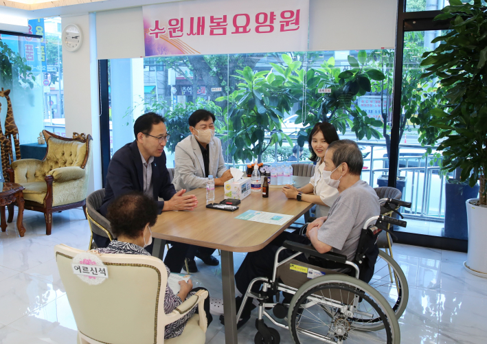 수원시 장안구, 민생회복 소비쿠폰 '찾아가는 신청'지원 사진 입니다.