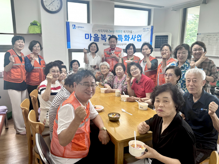 영통구 매탄3동 지역사회보장협의체가 지난 20일 주공그린빌 5단지 경로당에서 어르신들과 함께하는 '과일화채 만들기 및 건강과일 나눔' 행사를 진행했다.  