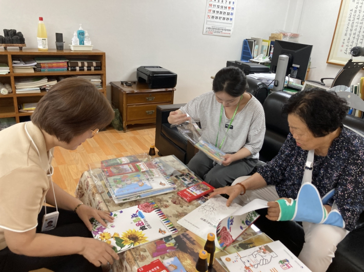 치매물품 전달사진