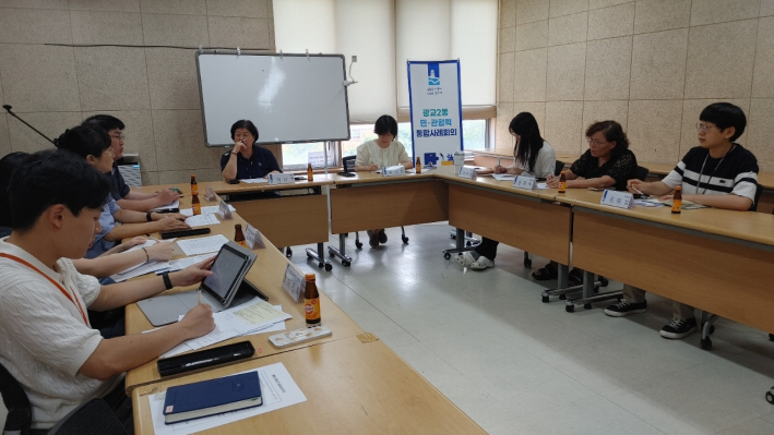 광교2동 행정복지센터에서 통합사례회의를 진행하는 모습.