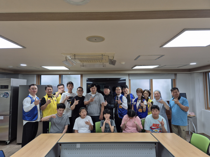 블루라이온스 블럽 회원들 자장면봉사후 이용인들과 사진포즈