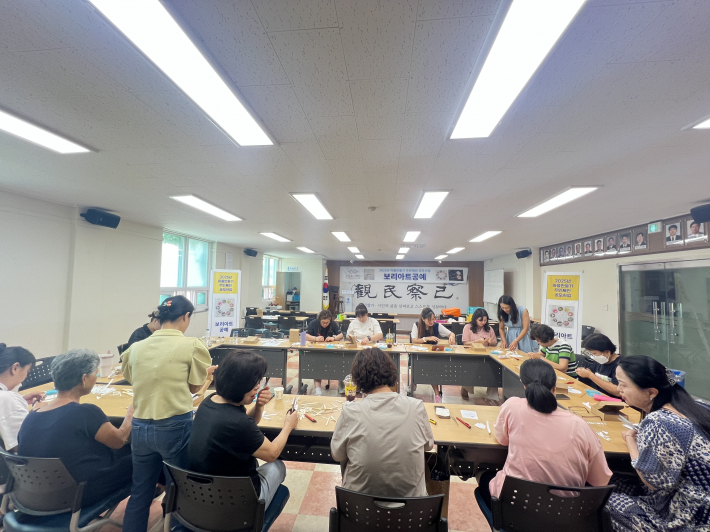 구운동 주민들이 보리줄기 공예를 하고 있다.