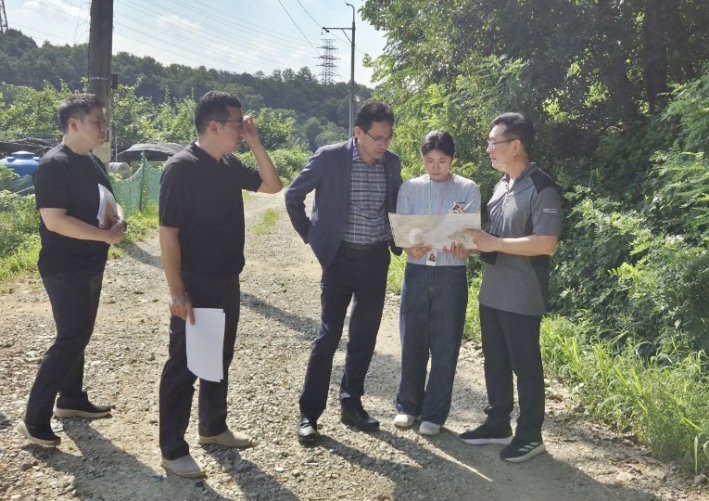 장안구청장 및 관계공무원들이 민원 현장을 점검하고있다.