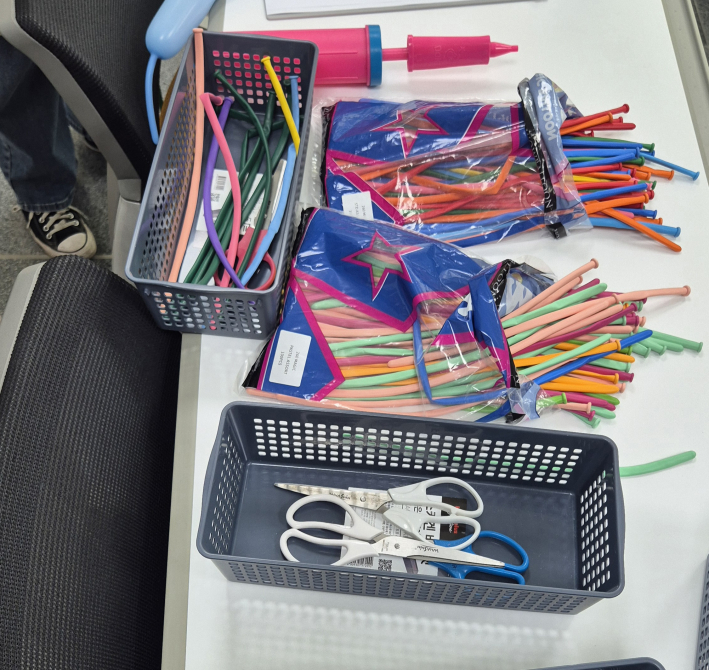 풍선아트에 필요한 요술풍선과 준비물들.