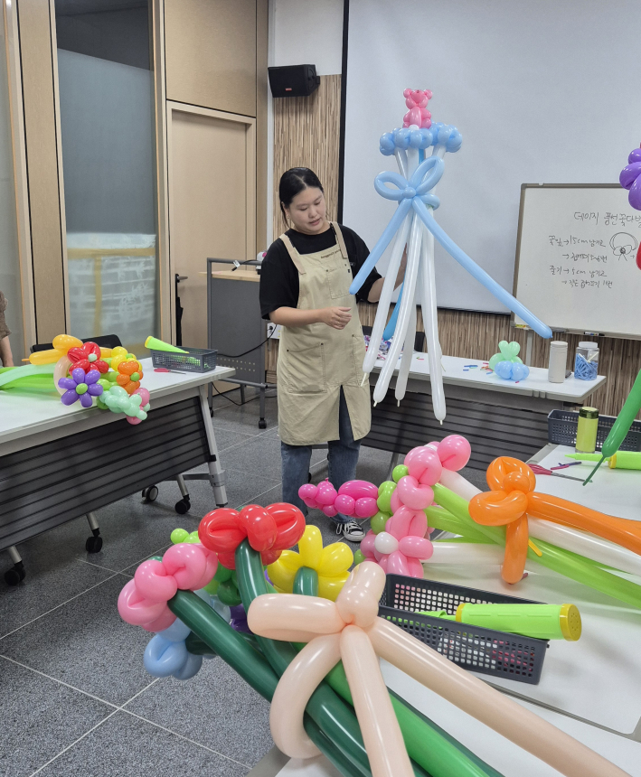 요술풍선으로 꽃다발을 만드는 과정을 설명하고 있다.