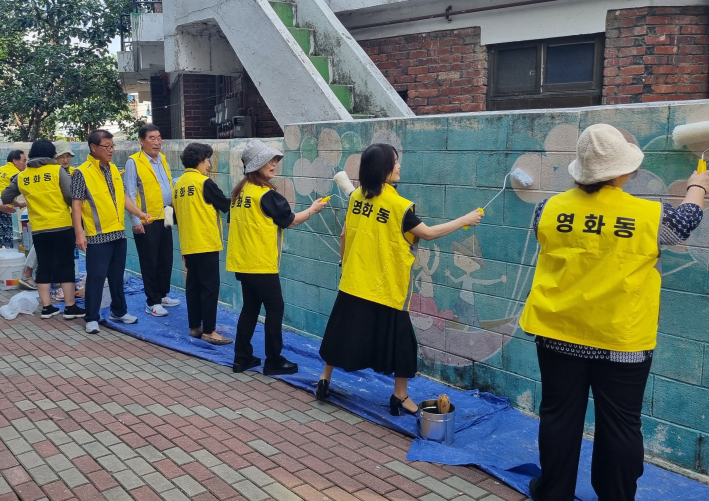 영화동 주민자치회 위원, 자원봉사자, 지역 주민 등이 벽화를 그리고 있다.