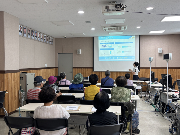 수원장안경찰서의 전문 강사가 어르신들에게 교통안전수칙을 설명하고 있다.