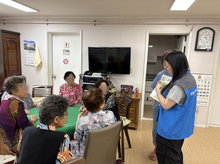 조원2동지역사회보장협의체에서 경로당 어르신들에게 노인복지서비스를 안내하고 있다.
