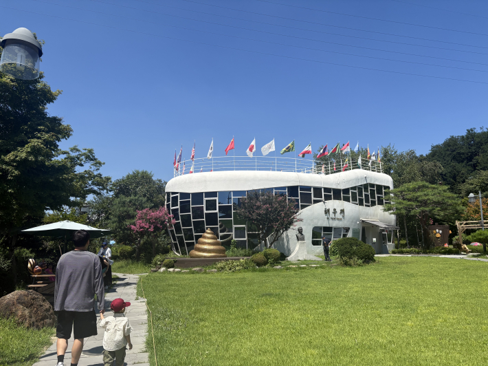 해우재박물관으로 가는 길로 푸릇푸릇 잔디와 파란하늘이 동행해준다.