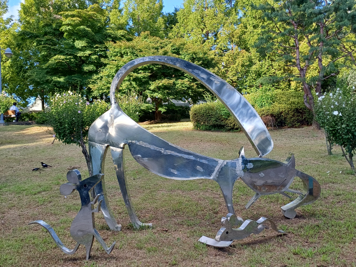 '요 녀석!'(작가 최경호) 작품, 약자인 생쥐가 고양이의 수염을 뽑아서 달아나는 모습 재미있게 묘사