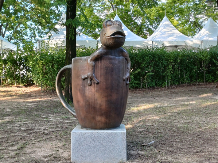 우물 속의 개구리'안녕하세요!' 조각 작품