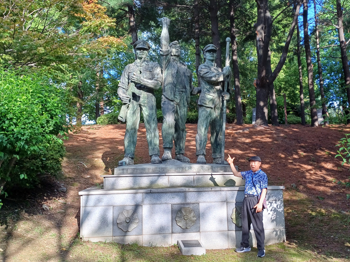 유엔군 동상 앞에서