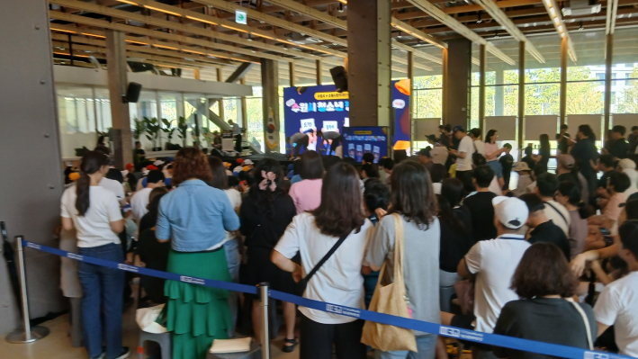 자식들을 위해 열렬히 응원하는 학부모들