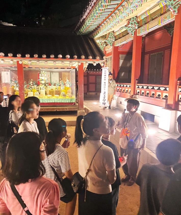 마을해설사의 설명에 빠져드는 관람객