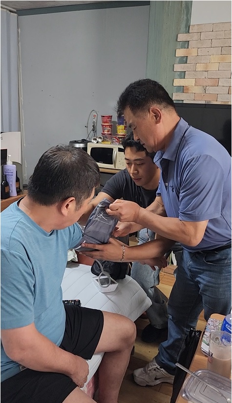 가정방문을 통해 폭염 관련 및 건강 모니터링을 하고 있다.