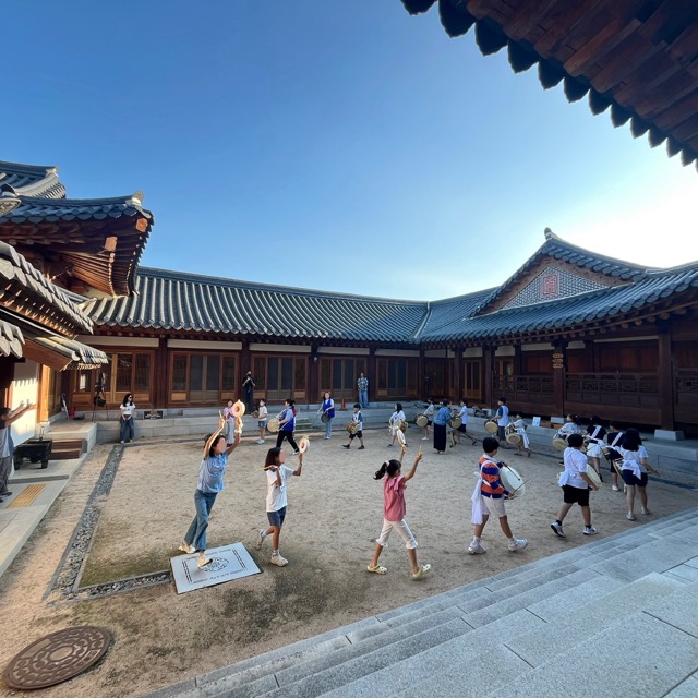 수원전통문화관 예절교육관 마당에서 연습중인 어린이 풍물단