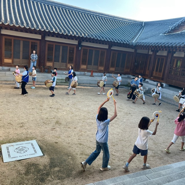 수원전통문화관 예절교육관 마당에서 연습중인 어린이 풍물단