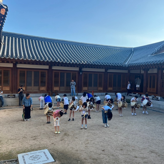 수원전통문화관 예절교육관 마당에서 마무리 연습중인 어린이 풍물단