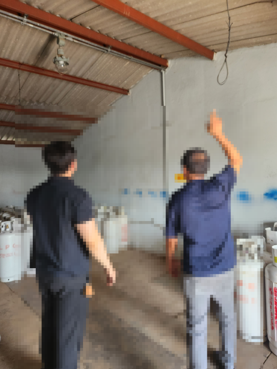 한국가스안전공사와 LPG 판매사업자가 용기저장실을 점검하고 있다.