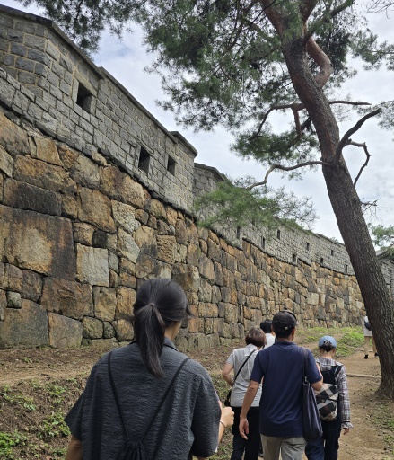세계문화유산 수원화성 성곽길을 함께 걷는 시민들