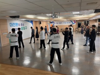 호신술 실습을 하고 있다.