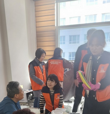 광교1동은 돌봄이 필요한 위기가구 15가구를 대상으로 '반찬·빵·설렁탕 나눔' 봉사활동을 펼쳤다.