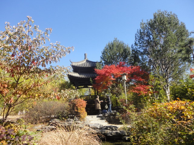 우정(友亭)은 정원 전체의 명소 우정에서 기념촬영하는 관람객 모습