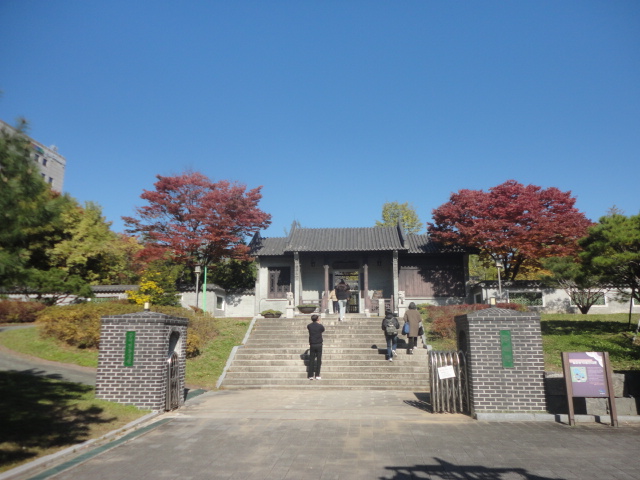 월화원 입구에서 기념촬영하는 관람객