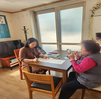 경로당에 방문하여 치매조기검진을 시행하고 있는 모습